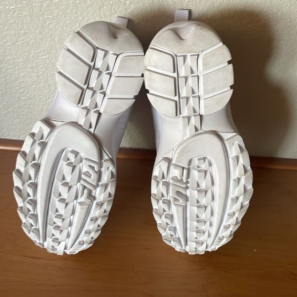 Women’s size 7 Fila platform sneakers - Picture 3 of 4